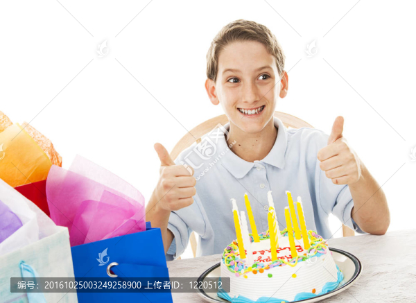 過生日的男孩豎起大拇指