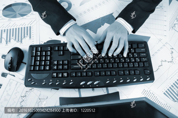一個(gè)年輕女人的手