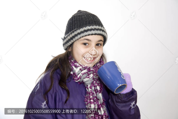 女孩喝茶