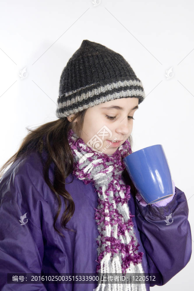 女孩喝茶