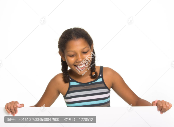 女孩拿著板