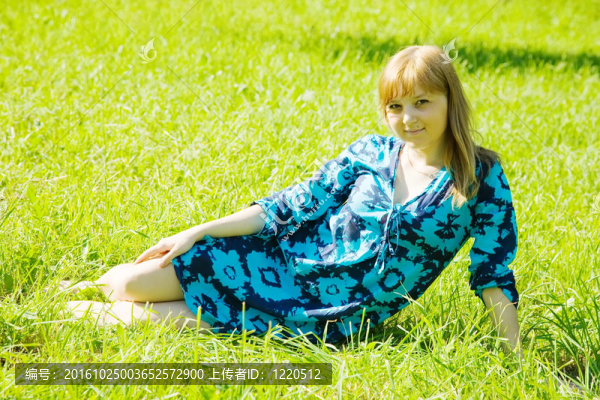 女孩放松的戶外