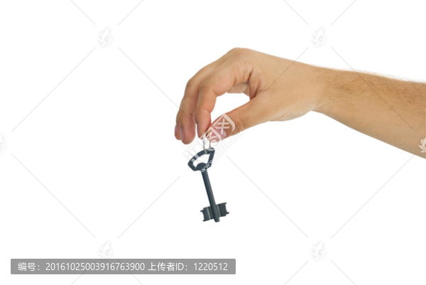 在男人的手上的鑰匙