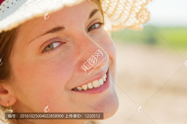 戴帽子的女孩
