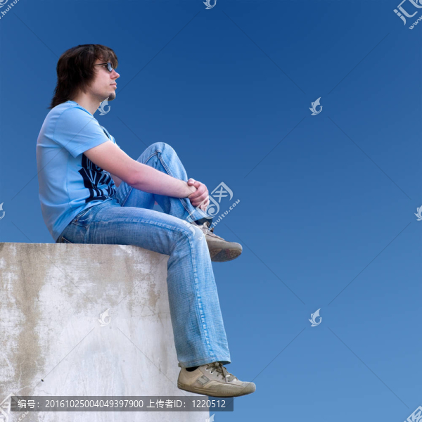 坐在墻上的年輕人