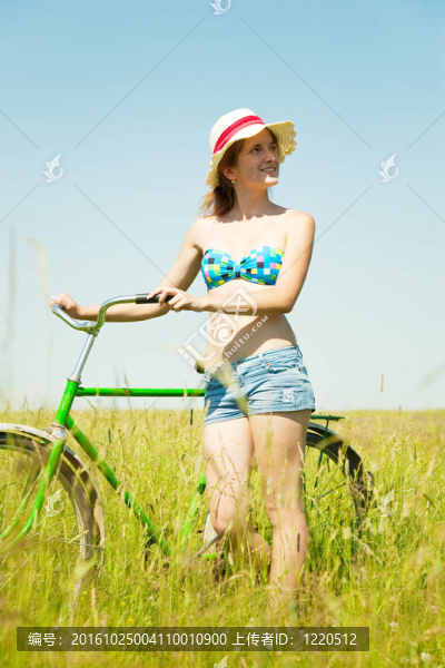 在草地上騎自行車的女孩