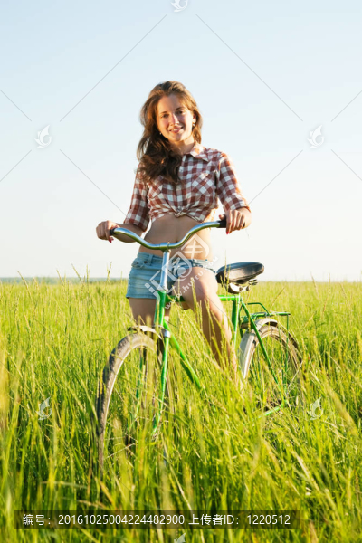騎自行車的騎自行車的女孩