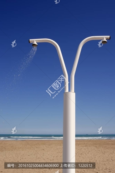 藍天沙灘上的沙灘淋浴