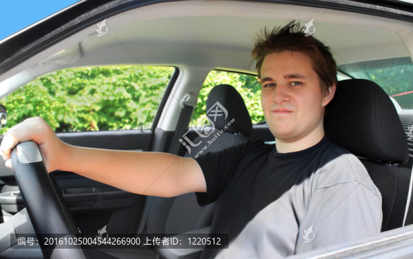少女背后的司機的車輪