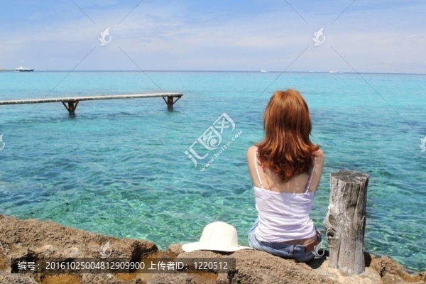 旅游回來(lái)的女人看福門(mén)特拉島的藍(lán)綠色的大海