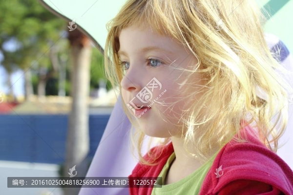 美麗的金發(fā)小女孩孩子在公園的肖像