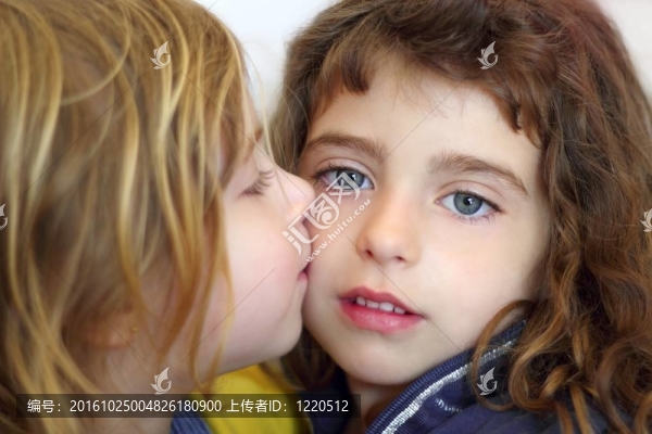 金發(fā)碧眼的小女孩親吻她女兒的藍(lán)眼睛