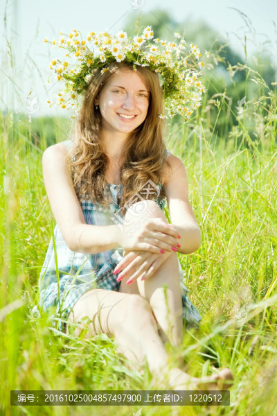 在camomiles花環(huán)的女孩