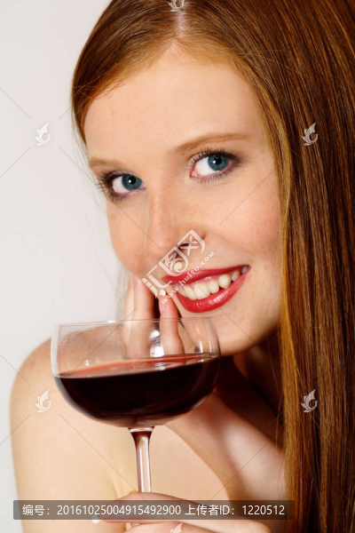 紅發(fā)女孩與紅葡萄酒