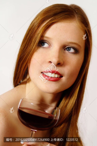 紅發(fā)女孩與紅葡萄酒
