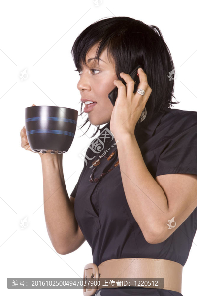 美麗的亞洲西班牙裔女孩喝咖啡