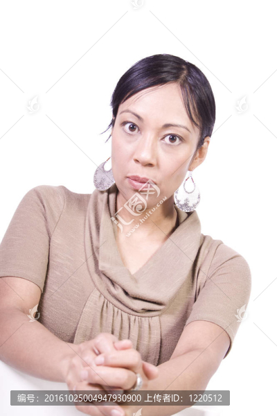 接近一個(gè)美麗的亞洲女孩