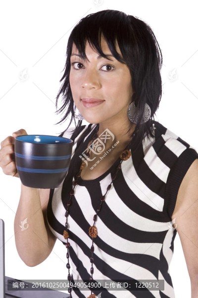 美麗的亞洲西班牙裔女孩喝咖啡