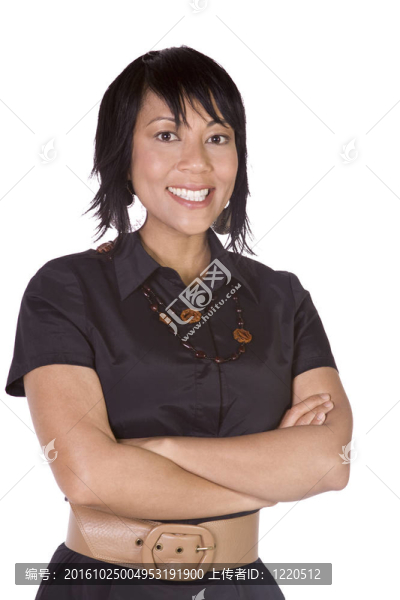 可愛的女人，雙臂交叉在一起