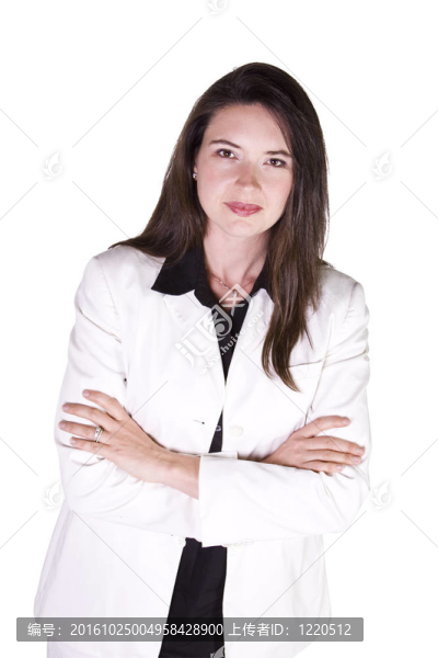 可愛的女人，雙臂交叉在一起