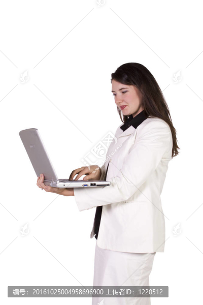 漂亮的女孩拿著一臺筆記本電腦