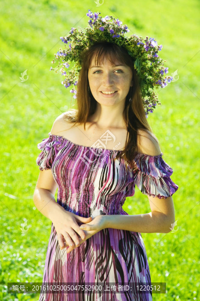 在鮮花花環(huán)的女孩肖像