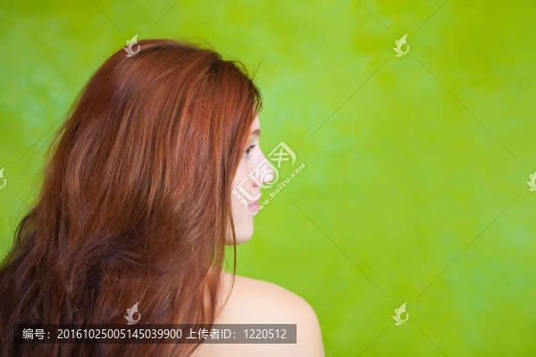 長(zhǎng)發(fā)女孩綠色