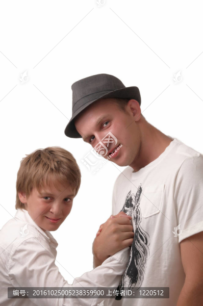 一個男孩和一個年輕人。