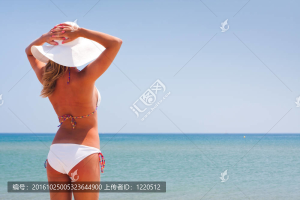 享受海景的年輕女人