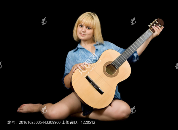 有聲吉他的坐著的女孩