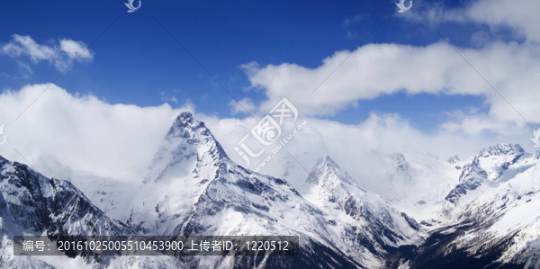 全景的高加索山脈