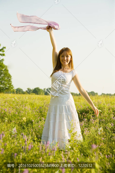 站在草地上的女孩