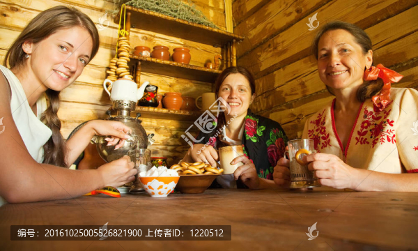 在傳統(tǒng)的俄羅斯茶炊的女人