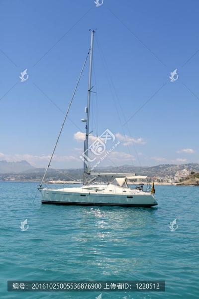 綠松石的熱帶海灘波泰該帆船