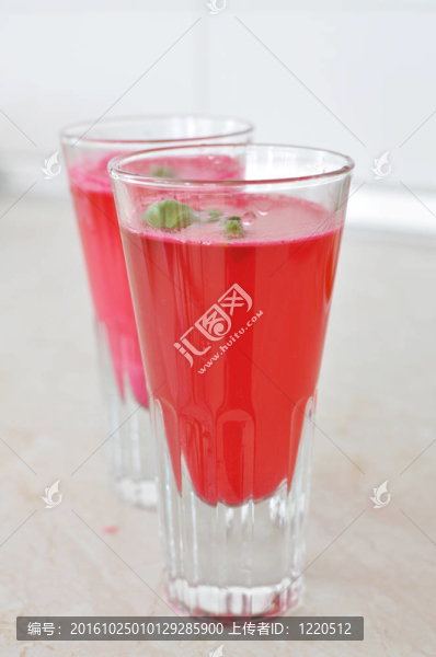眼鏡中的紅色飲料