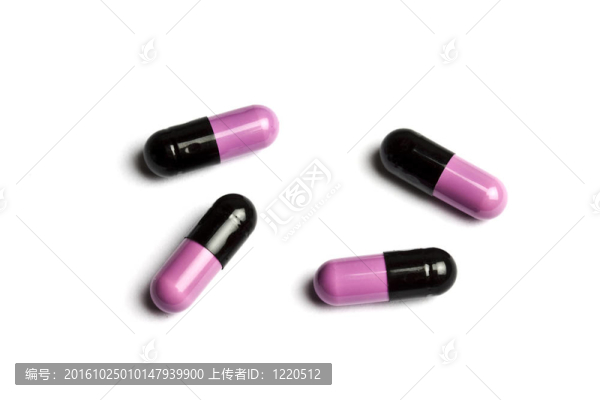 在白色的幾粒膠囊