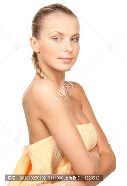 可愛的女人在毛巾