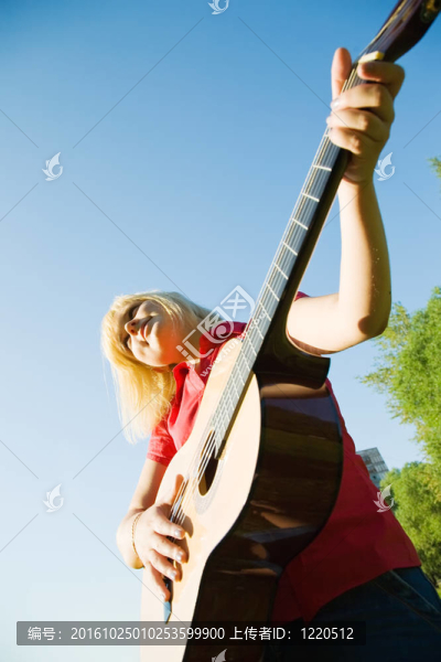 女孩彈吉他