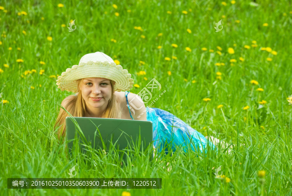 女孩與筆記本戶外