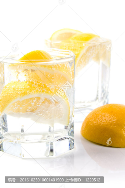 蘇打水和檸檬片