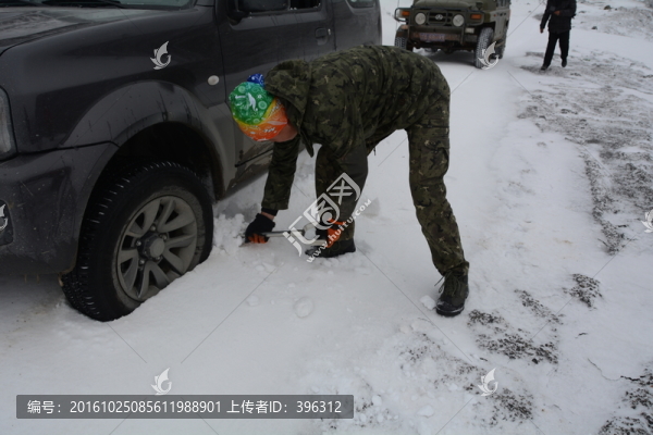 雪地陷車