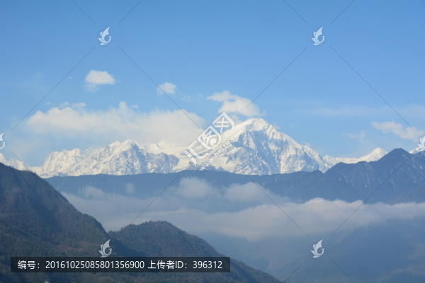 遠(yuǎn)眺雪山