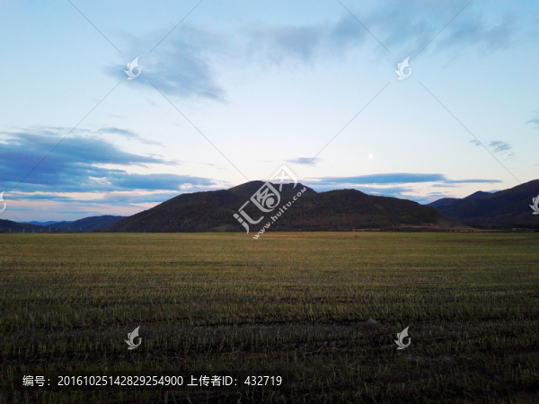 傍晚的田野山谷