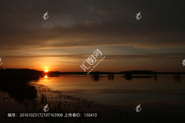 湖泊晚霞
