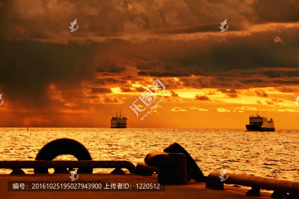 在暴風雨的海上游船