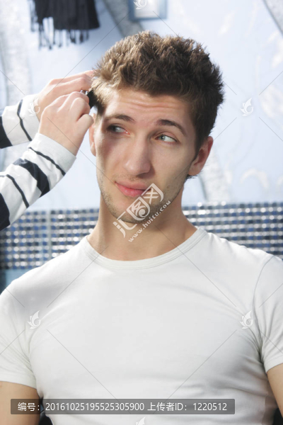男人理發(fā)