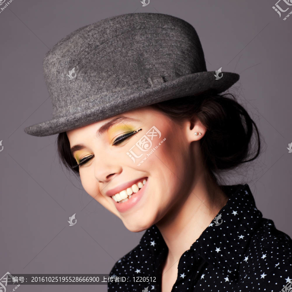笑的女人肖像