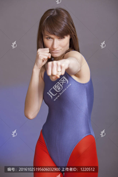 沖孔的女人