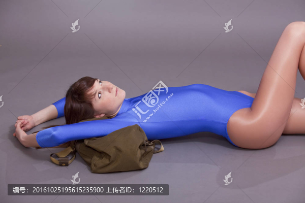 婦女與運(yùn)動(dòng)包在地面上