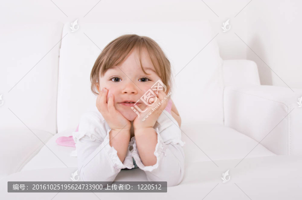 沙發(fā)上的快樂女孩